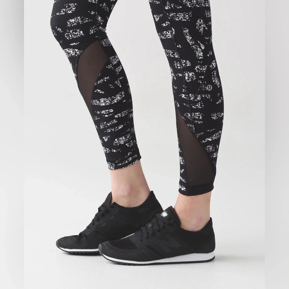 Lululemon Inspire Tight II in Graf Black White / Black Size 8